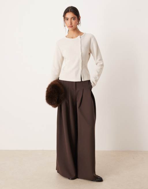 Top color crema con tapeta asimétrica de botones de tejido muy suave de ASOS DESIGN, 2 de 4