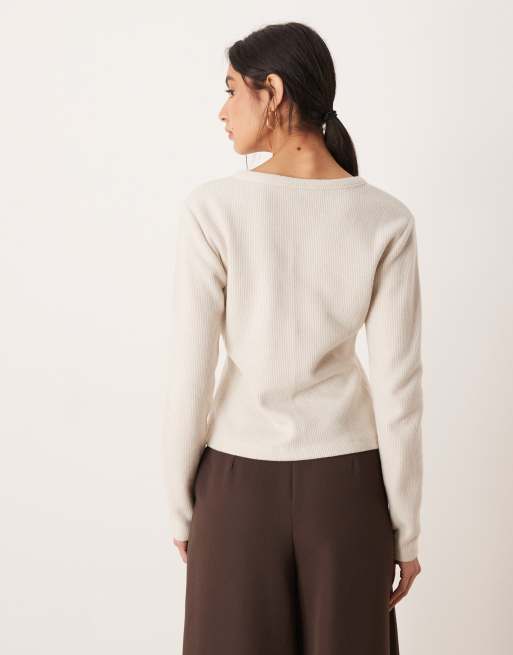 Top color crema con tapeta asimétrica de botones de tejido muy suave de ASOS DESIGN, 4 de 4