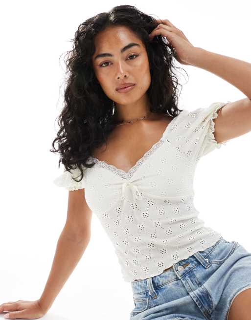 Top color crema de estilo mesonera con bordado inglés de punto liso de Miss Selfridge
