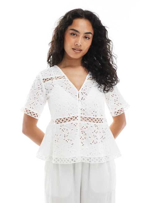 Top color crema de manga corta con bajo de sobrefalda y bordados calados de Object