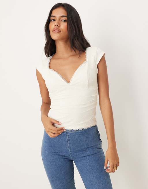 Top color crema de manga corta con escote en forma de corazón de encaje de Abercrombie & Fitch