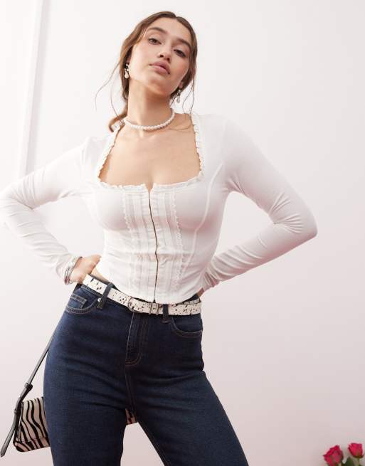 Top color crema de manga larga con detalle de corsé de Miss Selfridge