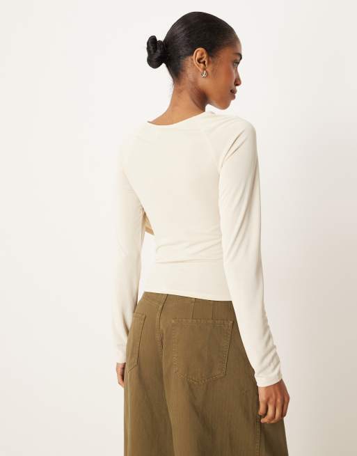 Top color crema de manga larga con detalle envolvente de modal de ASOS DESIGN, 4 de 4