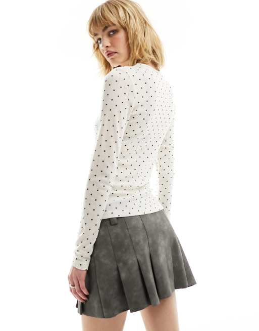 Top color crema de manga larga con estampado de lunares negros de canalé de Monki, 4 de 4