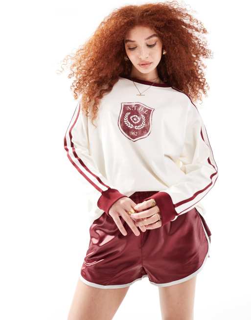 Top color crema de manga larga con estampado deportivo de ASOS DESIGN