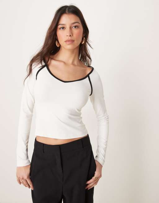 Top color crema de manga larga con ribete en contraste y cuello de pico de ASOS DESIGN