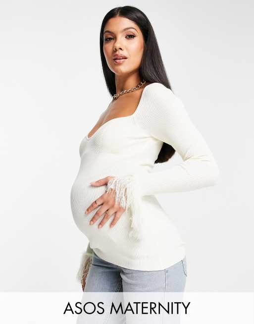 Top color crema de punto con escote corazón y ribetes de plumas sintéticas de ASOS DESIGN Maternity