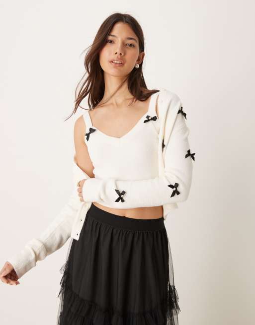 Top color crema de tirantes con lazos de tejido mullido de New Look (parte de un conjunto)