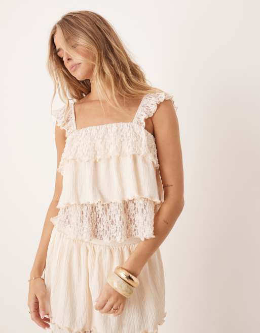 Top color crema de tirantes con volantes y diseño variado de encaje y tejido texturizado de ASOS DESIGN