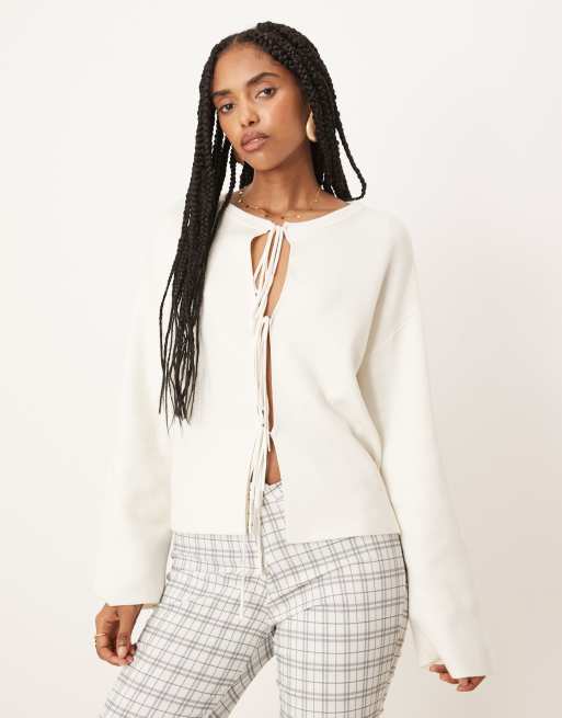 Top color crema estilo cárdigan con lazadas de punto ligero de Gina Tricot