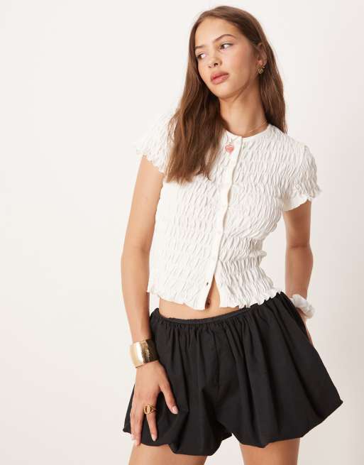 Top color crema fruncido con botones y cuello redondo de ASOS DESIGN