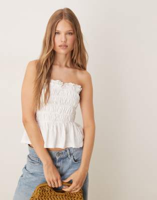 Top color crema fruncido con escote palabra de honor y ribete de bordado inglés de ASOS DESIGN