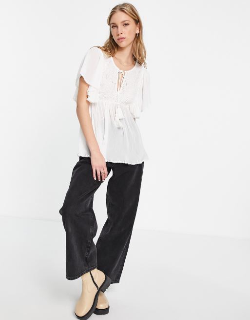 Top color crema plisado con mangas acampanadas y bordado inglés de ASOS DESIGN, 4 de 4