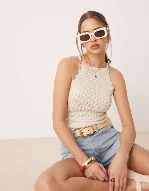 Top color crema sin mangas con bordes festoneados de punto fino de AWARE