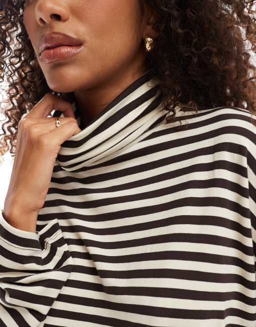 Top color crema y marrón a rayas con cuello vuelto de punto de AWARE, 2 de 4