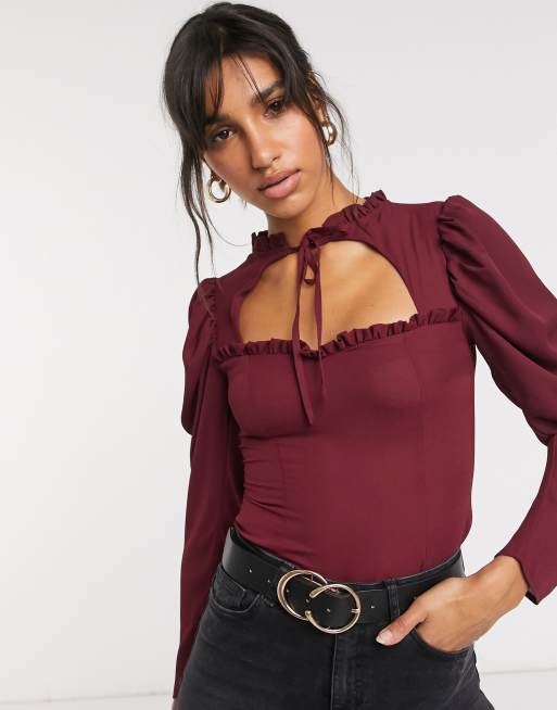 Top color guinda con cuello alto y detalle de escote en forma de corazón con abertura de ASOS DESIGN
