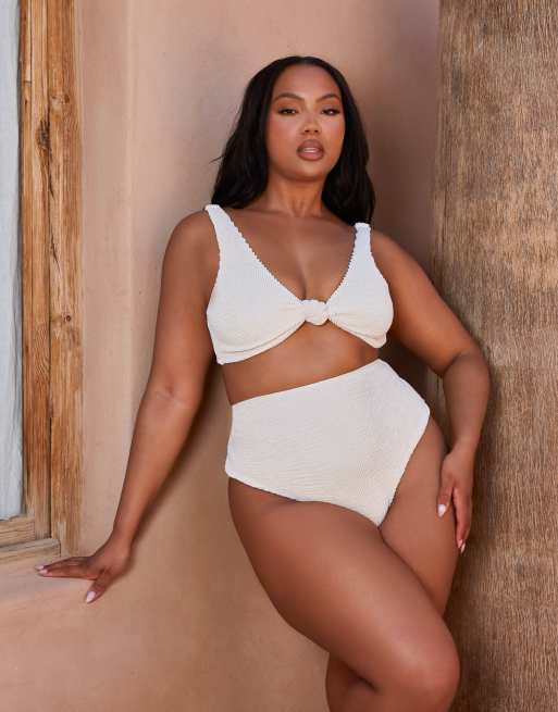 Top color leche de coco con detalle anudado de tejido efecto rugoso de Moda Minx Curve x Bernadette Afia