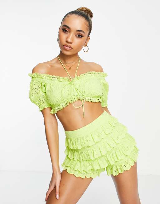 Top color lima con dise o de bordado ingl s escote Bardot y