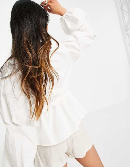 Top color marfil abotonado con lazada en la cintura de algodón de ASOS DESIGN, 2 de 4