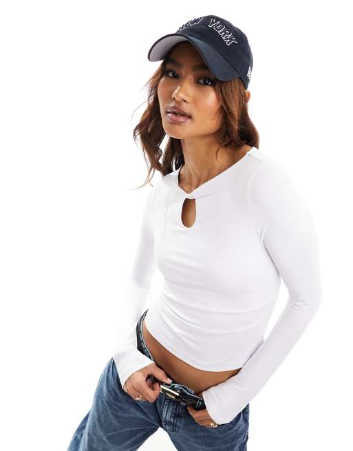 Top color marfil ceñido con detalle retorcido en la parte delantera de ASOS DESIGN
