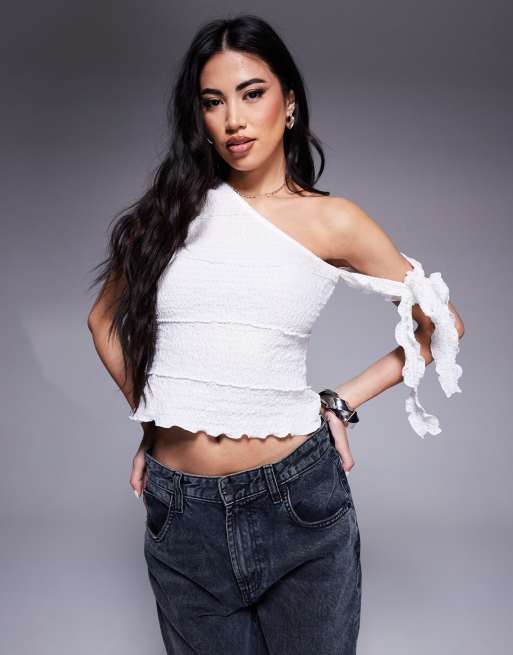 Top color marfil con escote asimétrico anudado al lateral de tejido texturizado con diseño de ondas de ASOS DESIGN