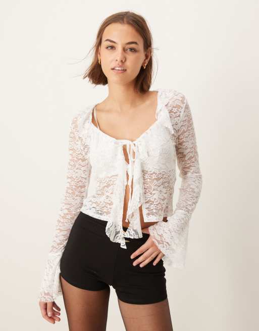 Top color marfil con mangas acampanadas, lazada delantera y volantes de encaje de ASOS DESIGN