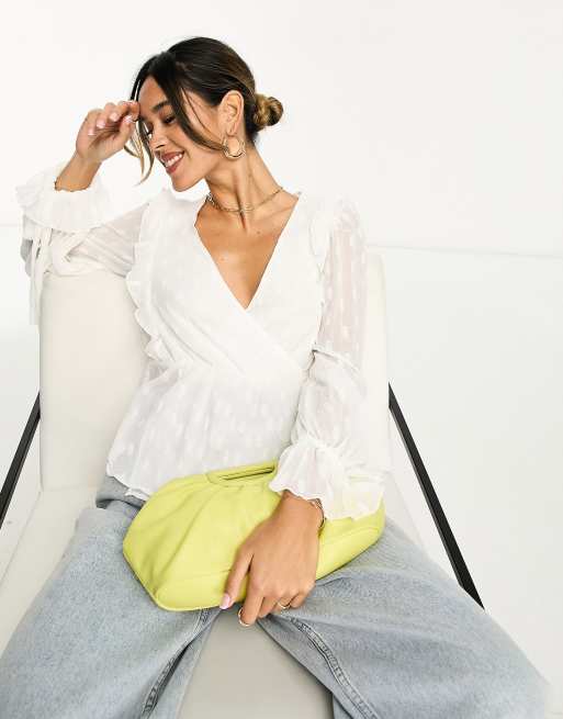 Top color marfil cruzado de manga larga con volantes en los puños de plumeti de ASOS DESIGN
