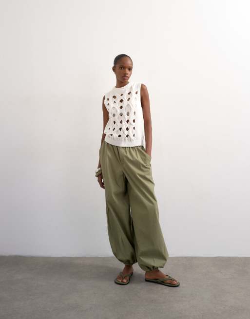 Top color marfil sin mangas con diseño tridimensional de punto de Topshop, 2 de 4