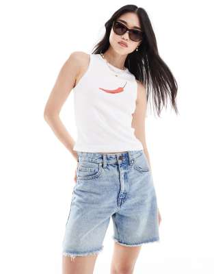 Top color marfil sin mangas con estampado gráfico de guindilla de ASOS DESIGN