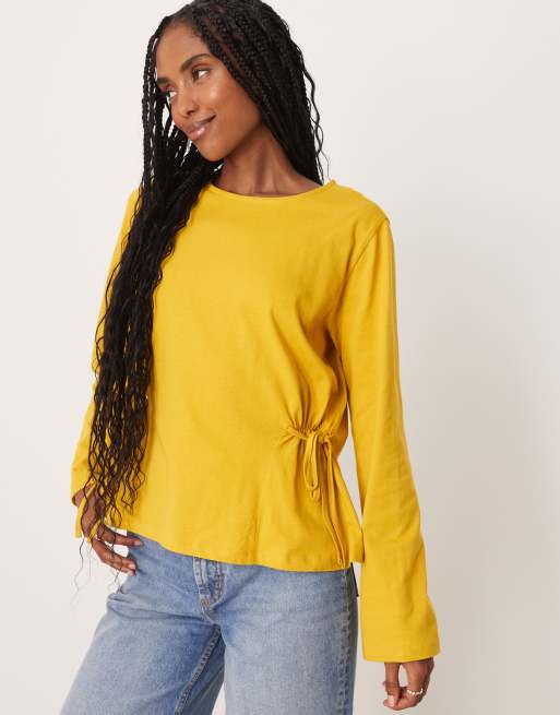 Top color ocre de manga larga con lazada en el lateral y cintura entallada de ASOS DESIGN