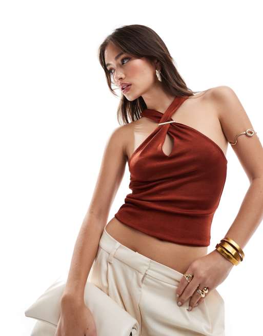 Top color óxido ceñido con cuello halter y detalle metálico de ASOS DESIGN