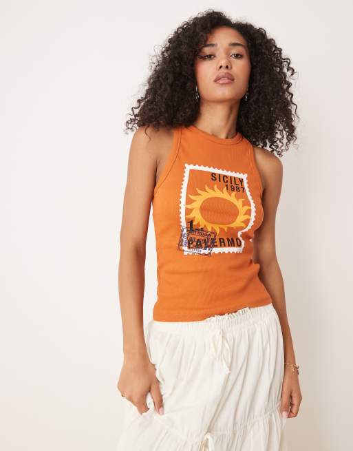 Top color óxido sin mangas con espalda de nadadora y estampado gráfico de postal de canalé de ASOS DESIGN