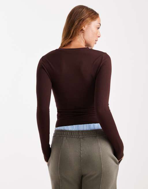 Top color roble oscuro de manga larga con cuello redondo All Day de Cotton On, 4 de 4