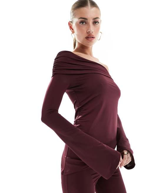 Top color vino con escote Bardot fruncido y hombros descubiertos de ASOS DESIGN (parte de un conjunto)