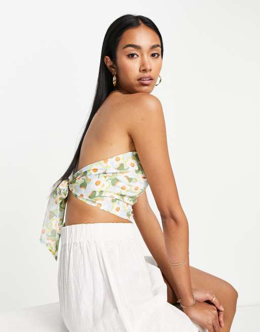 Top con bajo de pico, estampado floral y lazada en la espalda de Urban Threads (parte de un conjunto)