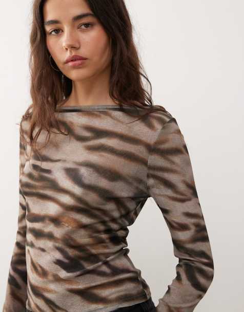 Top con cuello barco y estampado de tigre de malla de COLLUSION - view 1