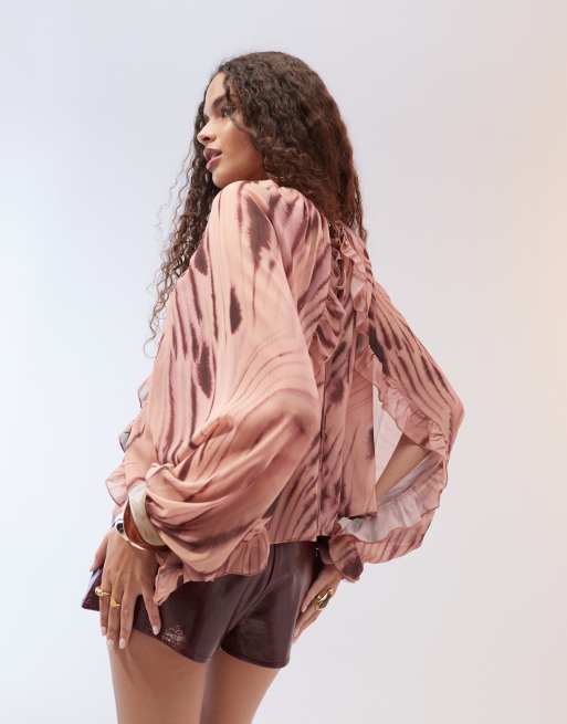 Top con detalle de volantes, mangas estilo capa y estampado de bosque de chifón de ASOS DESIGN, 3 de 4