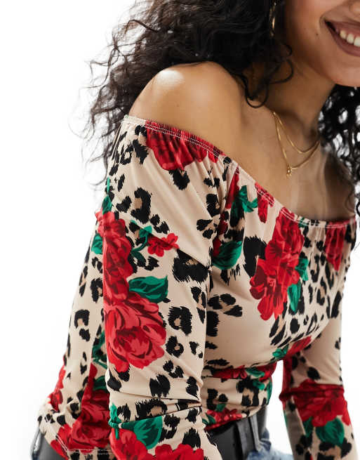 Top con escote Bardot y estampado animal y de rosas de Miss Selfridge, 2 de 4