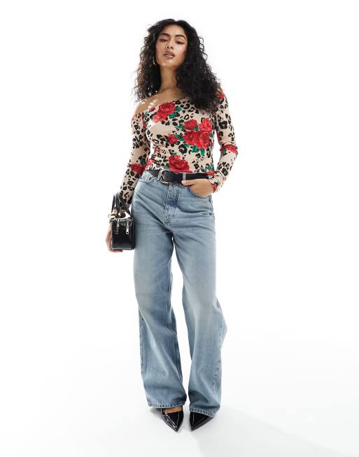 Top con escote Bardot y estampado animal y de rosas de Miss Selfridge, 3 de 4