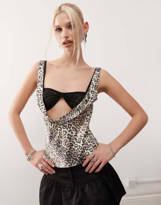 Top con estampado de leopardo descolorido, cuello muy desbocado y sujetador negro de encaje de Lioness