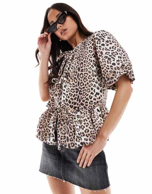 Top con estampado de leopardo, mangas abullonadas y sobrefalda de algodón de ASOS DESIGN