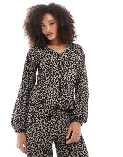 Top con estampado de leopardo y detalle anudado en la parte delantera de punto liso de Vero Moda (parte de un conjunto) - view 1