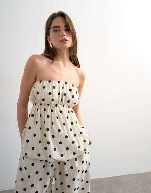 Conjunto con estampado de lunares de pantalones y top con escote palabra de honor y bajo abullonado de lino de Topshop, 2 de 3