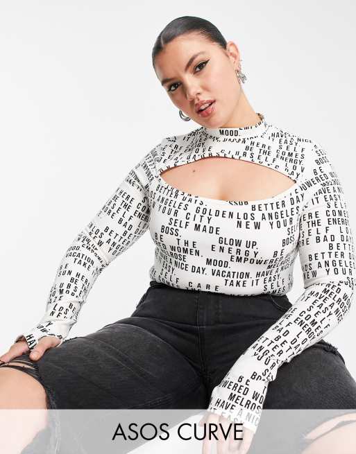 Top con estampado de palabras, abertura, cuello alto y orificios para los pulgares de ASOS DESIGN Curve
