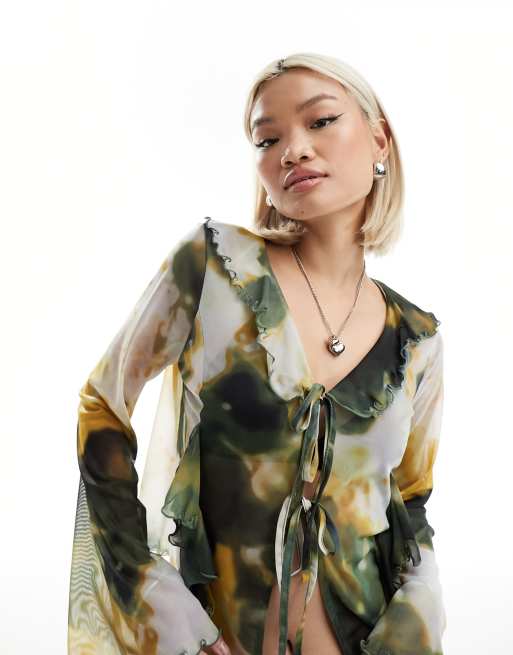 Top con estampado difuminado a tono y lazada delantera de malla de Noisy May