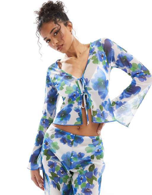 Top con estampado floral, mangas acampanadas y lazada en la parte delantera de malla de ASOS DESIGN (parte de un conjunto)