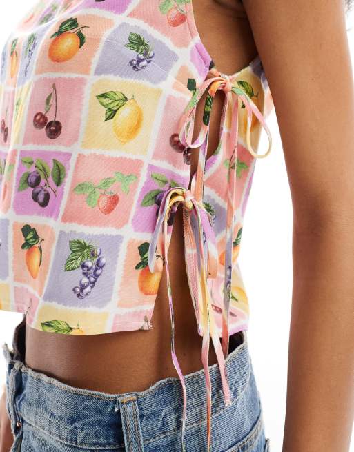 Top con lazada lateral y estampado de mosaico y frutas de mezcla de lino de ASOS DESIGN, 2 de 4