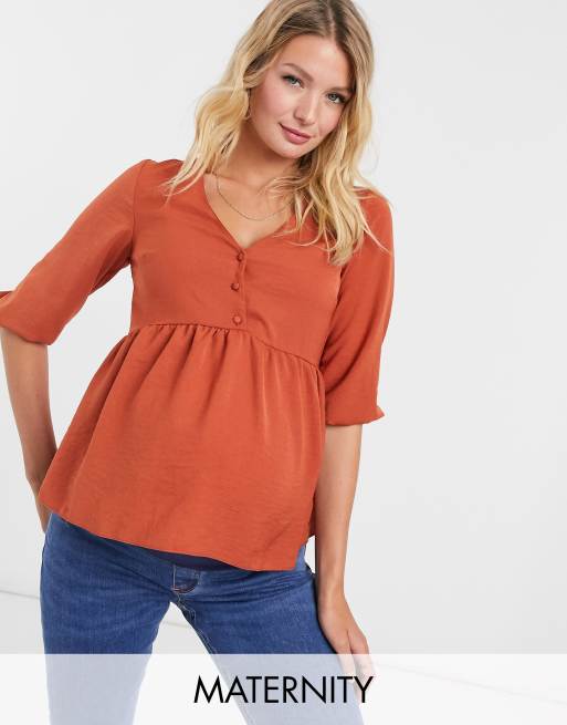 Top con sobrefalda y detalle de botones en color teja de New Look Maternity