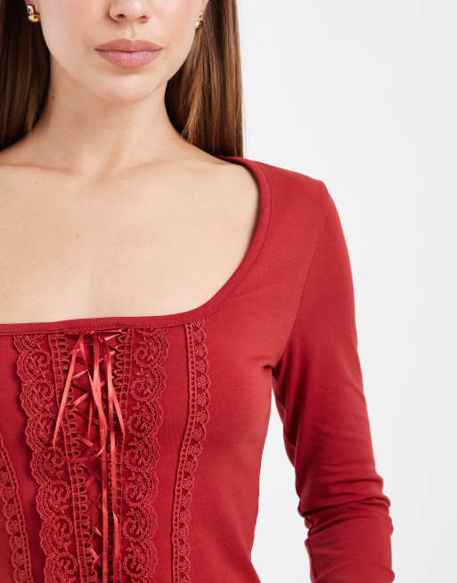 Top corsetero burdeos con cuello ancho y ribetes de encaje de Miss Selfridge, 4 de 4