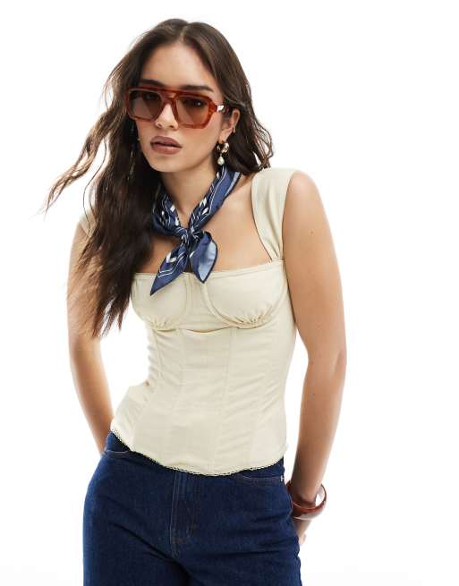 Top corsetero color arena con copas fruncidas de WeWoreWhat